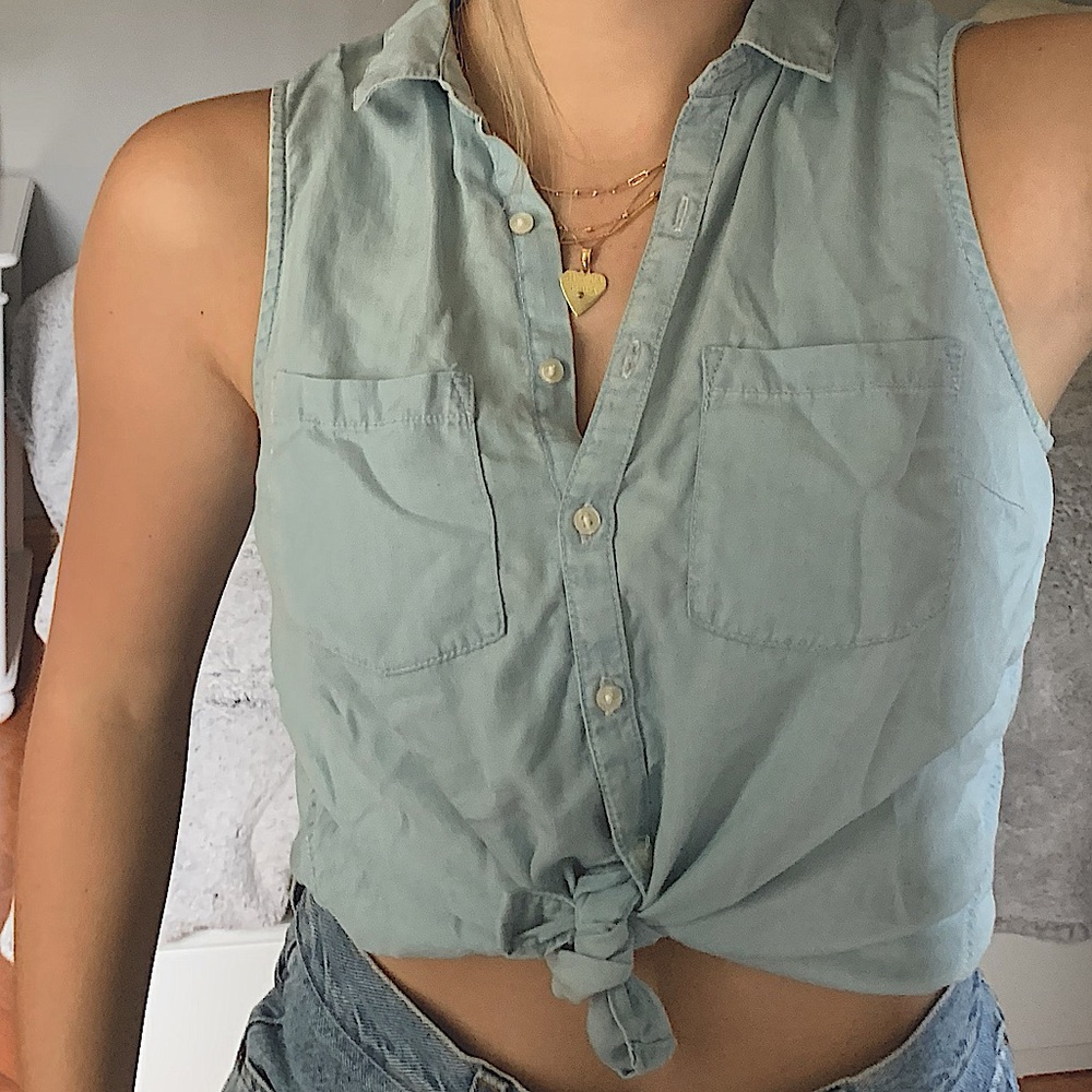 AMERICAN EAGLE SLEEVELESS COLLARED BUTTON UP TOP
